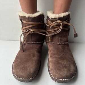 UGG Cove 5178 AnkleBoots Brown LeatherSuede Women's Size 9